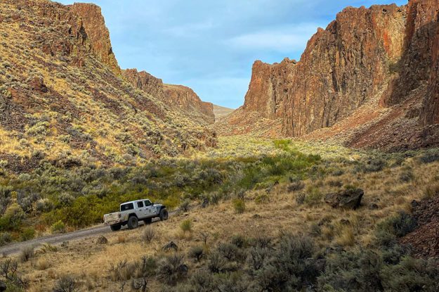 emigrant trail jeep in canyon