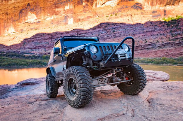 jeep climbing canyon