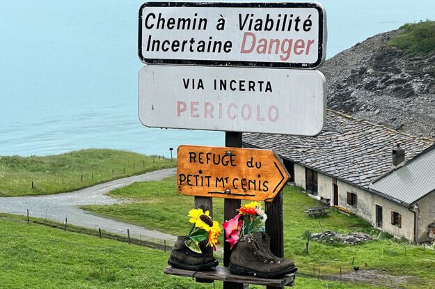 directional signs in alps