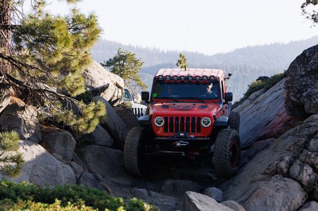 Jeep Gladiator between rocks.