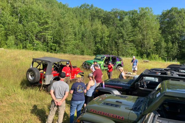 Trail guide talking to jeepers